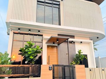 Modern 2Storey Fully Furnished Corner House and Lot for Sale in Tagaytay City