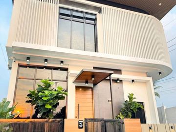 Modern 2Storey Fully Furnished Corner House and Lot for Sale in Tagaytay City