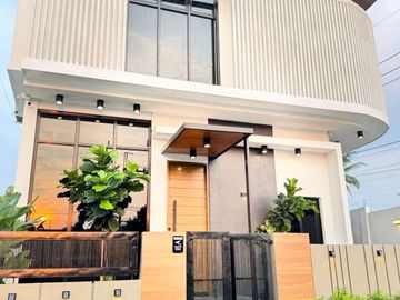 Modern 2Storey Fully Furnished Corner House and Lot for Sale in Tagaytay City