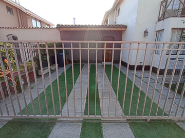 Venta de Casa de 142m2 en un Terreno de 221m2, Peñalolén