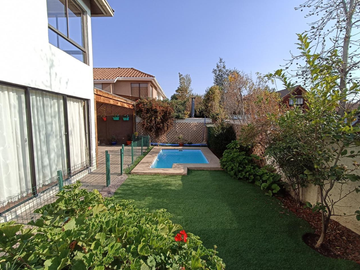 Venta de Casa de 142m2 en un Terreno de 221m2, Peñalolén