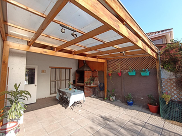 Venta de Casa de 142m2 en un Terreno de 221m2, Peñalolén