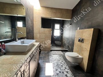 Pago de CONTADO, precio a tratar, Residencia en Juriquilla, Alberca, Casa de Huéspedes