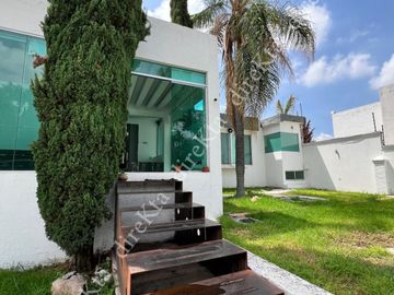 Pago de CONTADO, precio a tratar, Residencia en Juriquilla, Alberca, Casa de Huéspedes