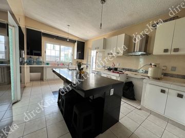Pago de CONTADO, precio a tratar, Residencia en Juriquilla, Alberca, Casa de Huéspedes