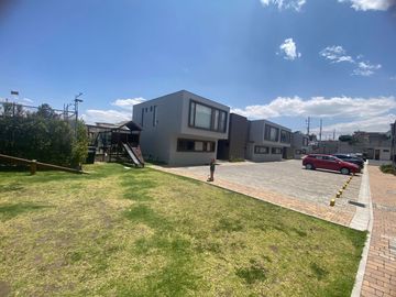 CASA DE VENTA EN LA MORITA TUMBACO 3 DORMITORIOS