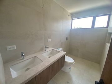 CASA DE VENTA EN LA MORITA TUMBACO 3 DORMITORIOS