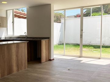 Casa moderna en Venta, Tumbaco, seguridad 24/7 con piscina