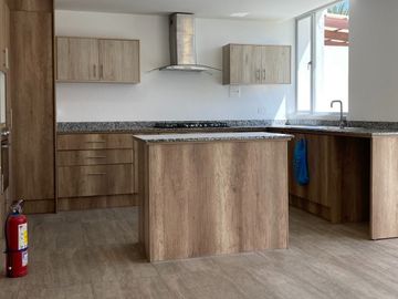 Casa moderna en Venta, Tumbaco, seguridad 24/7 con piscina