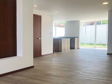 Casa moderna en Venta, Tumbaco, seguridad 24/7 con piscina