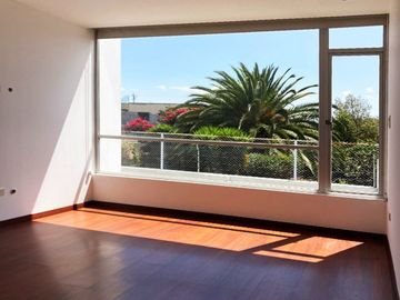 Casa moderna en Venta, Tumbaco, seguridad 24/7 con piscina