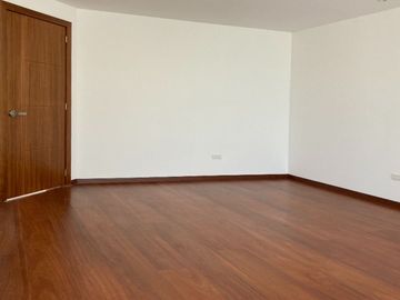 Casa moderna en Venta, Tumbaco, seguridad 24/7 con piscina