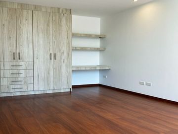 Casa moderna en Venta, Tumbaco, seguridad 24/7 con piscina