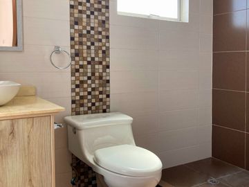 Casa moderna en Venta, Tumbaco, seguridad 24/7 con piscina