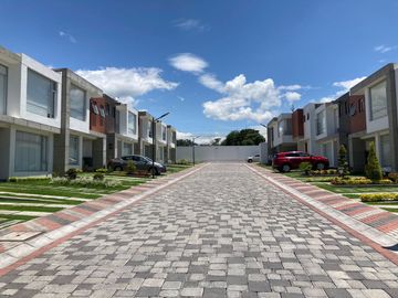 Casa moderna en Venta, Tumbaco, seguridad 24/7 con piscina
