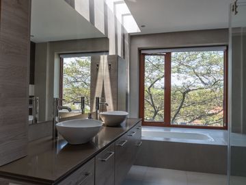 CASA EN VENTA TUMBACO