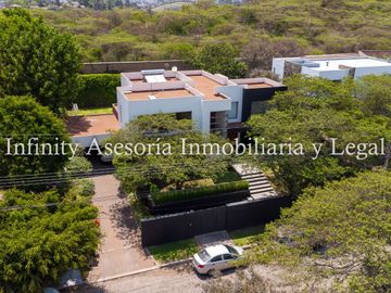 CASA EN VENTA TUMBACO