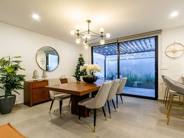 Casa en venta en El Nuevo Refugio Querétaro. 4 recámaras, 3 autos.
