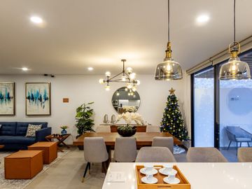 Casa en venta en El Nuevo Refugio Querétaro. 4 recámaras, 3 autos.