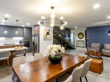 Casa en venta en El Nuevo Refugio Querétaro. 4 recámaras, 3 autos.