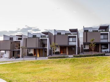 Casa en venta en El Nuevo Refugio Querétaro. 4 recámaras, 3 autos.