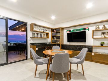 Casa en venta en El Nuevo Refugio Querétaro. 4 recámaras, 3 autos.