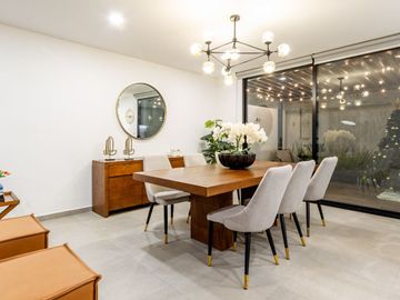 Casa en venta en El Nuevo Refugio Querétaro. 4 recámaras, 3 autos.