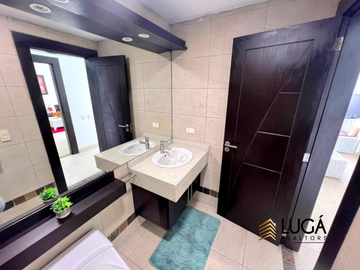Departamento totalmente amoblado frente al mar en venta, sector playa Murciélago, edificio cuenta con generador de luz propio,  Manta, Ecuador