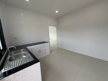 Newly Built 3 Bedroom House 2.3km or 5 minutes from Mae Ramphueng Beach