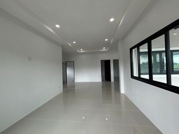 Newly Built 3 Bedroom House 2.3km or 5 minutes from Mae Ramphueng Beach