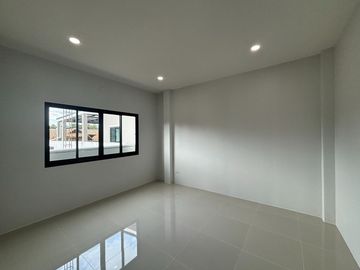 Newly Built 3 Bedroom House 2.3km or 5 minutes from Mae Ramphueng Beach