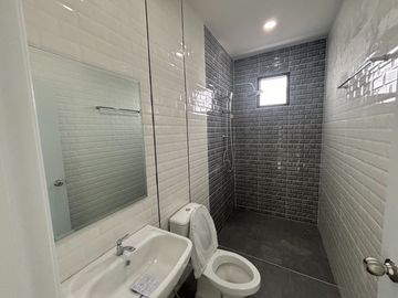 Newly Built 3 Bedroom House 2.3km or 5 minutes from Mae Ramphueng Beach