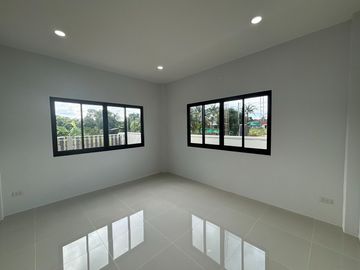 Newly Built 3 Bedroom House 2.3km or 5 minutes from Mae Ramphueng Beach