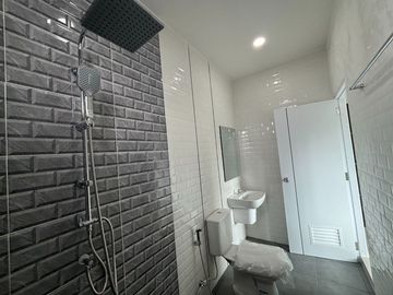 Newly Built 3 Bedroom House 2.3km or 5 minutes from Mae Ramphueng Beach