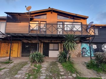 Amplia Casa con Local Comercial Sector Corvi
