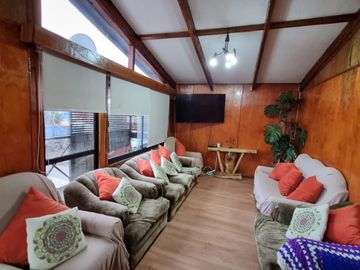 Amplia Casa con Local Comercial Sector Corvi
