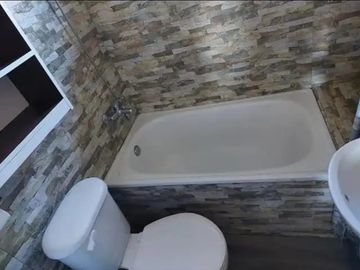 Amplia Casa con Local Comercial Sector Corvi