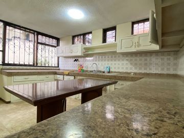 Vendo casa con terreno en el sector del Parque Metropolitano