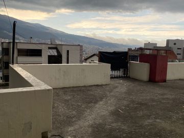 Vendo casa con terreno en el sector del Parque Metropolitano