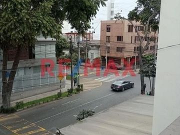 Venta de Casa Como Terreno Ubicada en Miraflores, cerca Malecón Cisneros