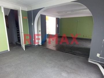 Venta de Casa Como Terreno Ubicada en Miraflores, cerca Malecón Cisneros