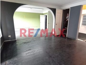 Venta de Casa Como Terreno Ubicada en Miraflores, cerca Malecón Cisneros