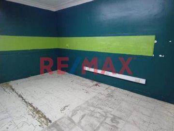 Venta de Casa Como Terreno Ubicada en Miraflores, cerca Malecón Cisneros