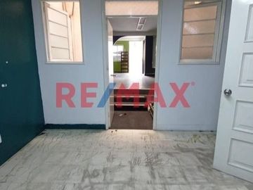 Venta de Casa Como Terreno Ubicada en Miraflores, cerca Malecón Cisneros