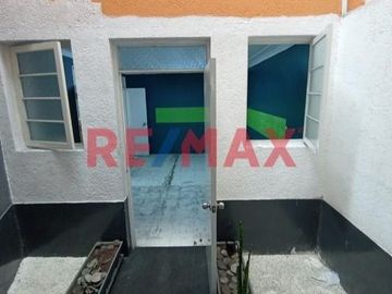 Venta de Casa Como Terreno Ubicada en Miraflores, cerca Malecón Cisneros