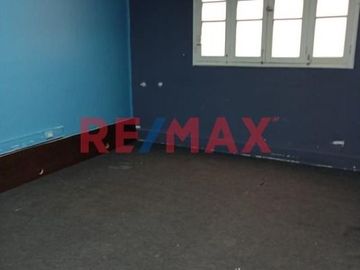 Venta de Casa Como Terreno Ubicada en Miraflores, cerca Malecón Cisneros