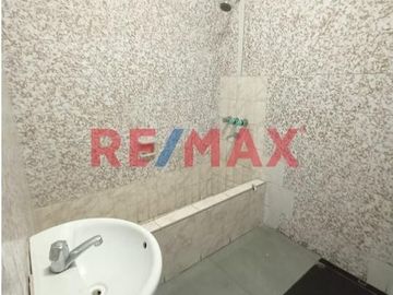 Venta de Casa Como Terreno Ubicada en Miraflores, cerca Malecón Cisneros