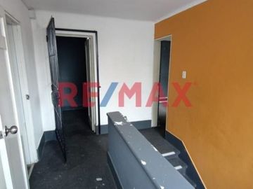 Venta de Casa Como Terreno Ubicada en Miraflores, cerca Malecón Cisneros