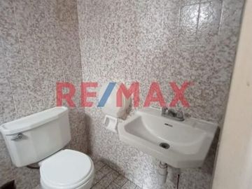 Venta de Casa Como Terreno Ubicada en Miraflores, cerca Malecón Cisneros