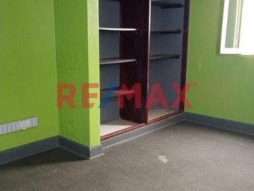 Venta de Casa Como Terreno Ubicada en Miraflores, cerca Malecón Cisneros